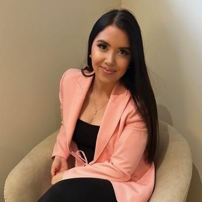 Sophie Dumas assise dans un fauteuil